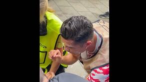 Assim foi o diálogo (em bom português) entre Ronaldo e a steward atingida no Young Boys-United