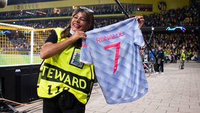 O prometido é devido: steward teve direito a camisola de Ronaldo após o Young Boys-Man. United