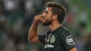 Paulinho com meio sorriso: marcou na estreia na Champions