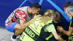 Ronaldo acerta em steward: Astro português 'coleciona' camisolas oferecidas