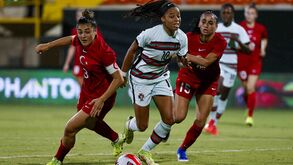 Árbitra transformou este penálti claro a favor da Seleção Nacional feminina num livre direto