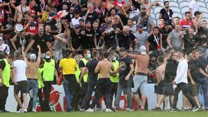 Adeptos do Lens invadiram relvado no jogo com o Lille e adiaram arranque da segunda parte
