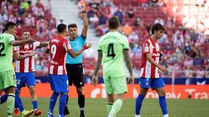 Iturralde González: «João Félix deveria ter visto vermelho direto e não o segundo amarelo»