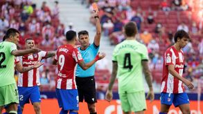 Expulsões e mais polémicas: Gil Manzano é árbitro de má memória para Atlético Madrid e... João Félix