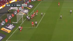 Weigl redimiu-se do erro no 1-1 e voltou a colocar o Benfica na frente