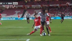 Boavista pediu penálti neste lance na Luz: árbitro assinalou canto
