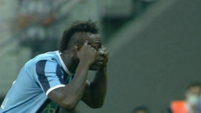 Balotelli marcou golaço, 'picou-se' com o treinador adversário e no final... foi o caos