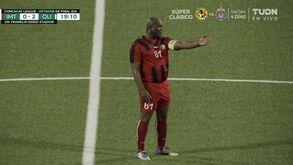 Incrível: vice-presidente do Suriname tem 60 anos e foi titular num jogo oficial da CONCACAF