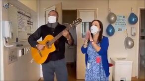 Pelé canta hino do Santos durante a recuperação no hospital