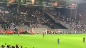Continua a violência nos estádios franceses: confrontos entre adeptos no Angers-Marselha