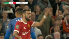 Adeptos do West Ham acusam Bruno Fernandes de falta de fair play por causa deste lance 