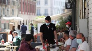 Covid-19: Restaurantes e lojas deixam de ter limitações no número de clientes