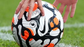 Caos à vista na Premier League? Há clubes com apenas 6 jogadores vacinados contra a covid-19