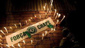 Tragédia da Chapecoense ainda dura e faz uma detenção: O dia em que o mundo do futebol chorou