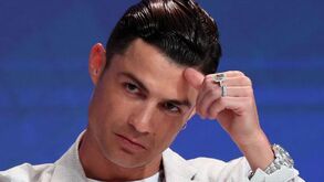 Burlona faz férias de luxo com dinheiro de Cristiano Ronaldo