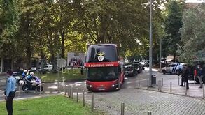 Benfica recebido com assobios na chegada ao Estádio D. Afonso Henriques