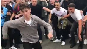 Adeptos do Aston Villa imitam Ronaldo depois da vitória frente ao Manchester United