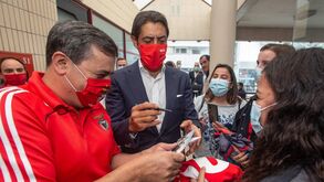 Dos autógrafos aos aplausos: Rui Costa na casa do Benfica de Paredes 