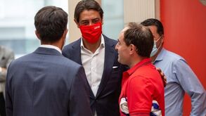 Rui Costa chega atrasado à casa do Benfica de Paredes, pede desculpas e é aplaudido