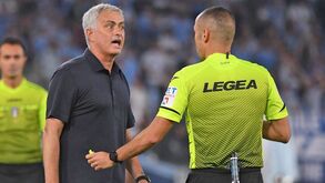 Mourinho após a derrota com a Lazio: «O árbitro e o VAR arruinaram um jogo fantástico»