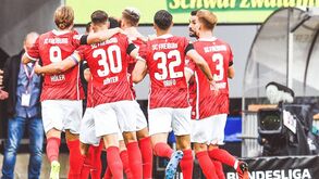 Friburgo bate Augsburgo e sobe ao quinto lugar na Alemanha