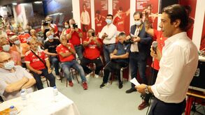 Rui Costa ovacionado na Casa do Benfica de Vila Nova de Gaia