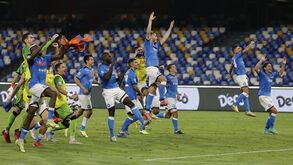 Nápoles volta a vencer e continua a liderar a Serie A