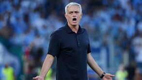 José Mourinho furioso com o delegado: «Mete essas regras no c...»