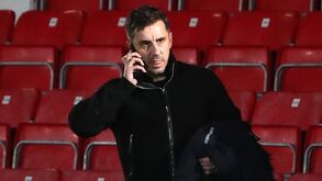 Ronaldo a extremo e Sancho no banco: o onze do Man. United criado por Gary Neville que já virou piada