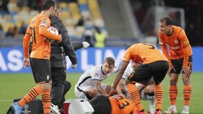 As imagens da lesão arrepiante de Lassina Traoré no Shakhtar-Inter