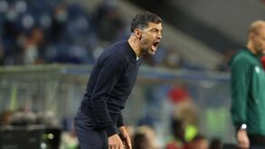 «Foi mau de mais, vergonhoso...»: Sérgio Conceição 'parte a loiça' na conferência