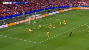 Darwin 'pedalou', fintou Eric García e colocou o Benfica a vencer o Barcelona