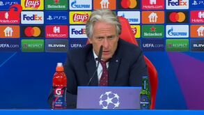 Jorge Jesus aventurou-se a falar espanhol na conferência de análise ao Benfica-Barcelona