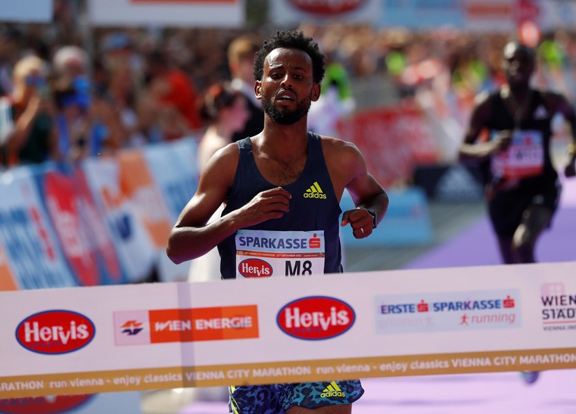 Vencedor da maratona de Viena é desqualificado por espessura do tênis, atletismo