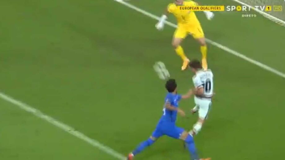 A espectacular finalização de Bernardo Silva que colocou Portugal na frente no Azerbaijão