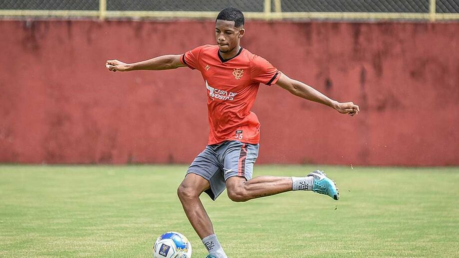 Clube acerta venda de jogador, precipita-se ao rescindir contrato e... acaba sem ver o dinheiro
