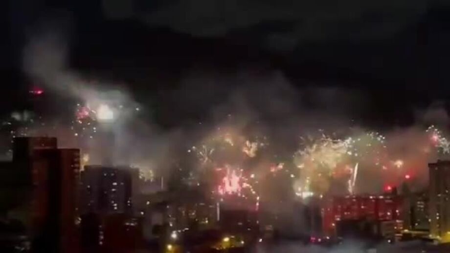 Adeptos do Zeljeznicar comemoram 100.º aniversário do clube com espectacular fogo de artifício em Sarajevo