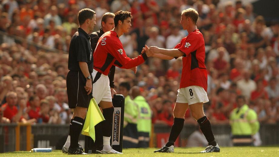 Nicky Butt 'deu' lugar a Ronaldo na estreia do português pelo United