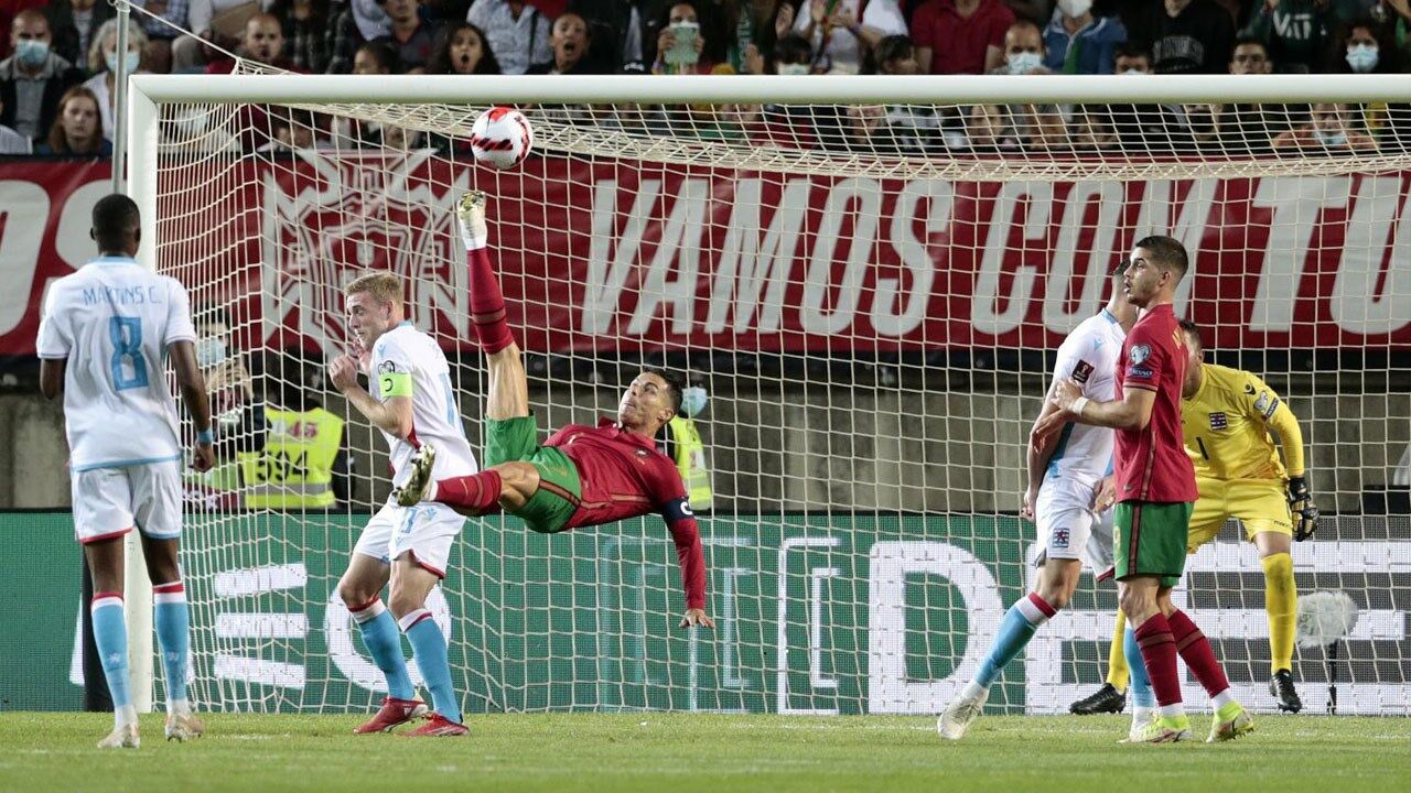 PUSKÁS QUE PARIU! O golaço de bicicleta do melhor jogador da história.  Respeitem o Cristiano Ronaldo. Aplaudido de pé pela torcida da Juventus.  👏🏻⚽️🔥🔥🔥, By ‎CR7 M1L GR4U‎