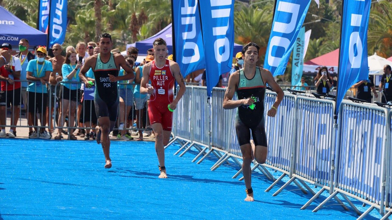 João Nuno Batista seguido por Gabriel Santos