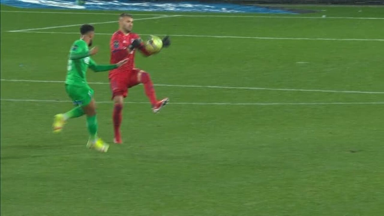 Português tocou a bola com a mão fora da área