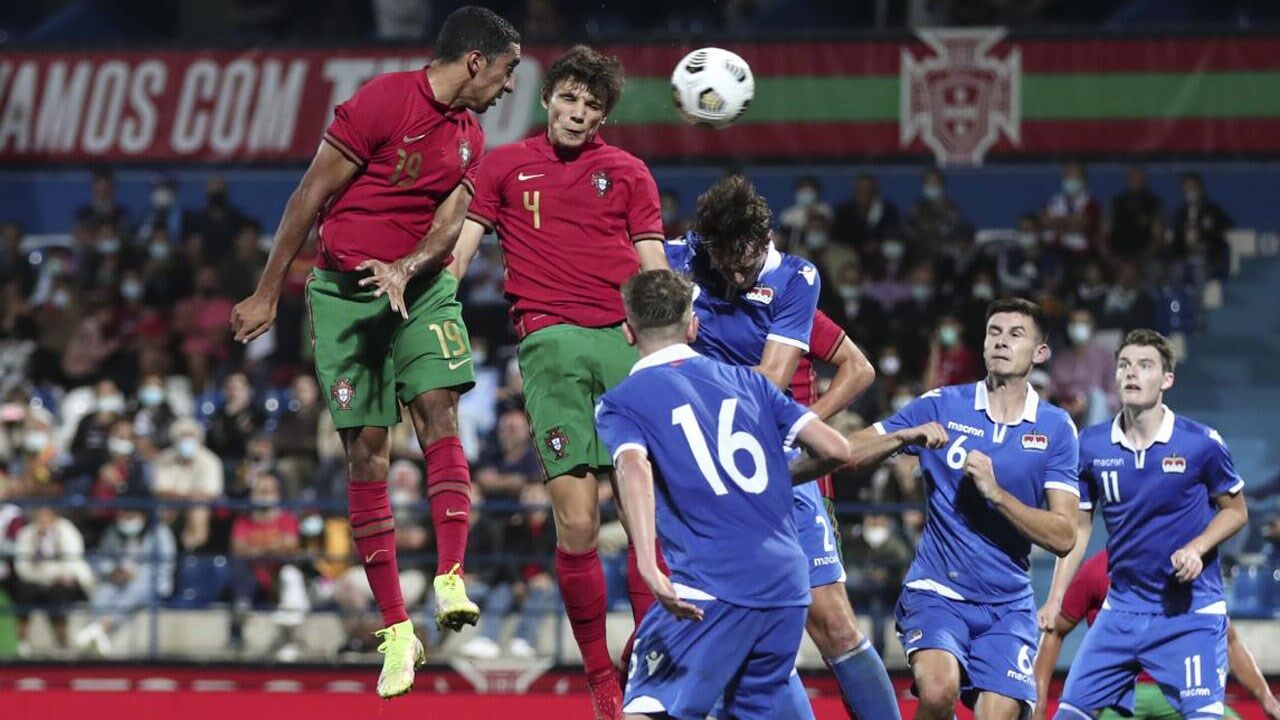 Eduardo Quaresma (ao centro) teve noite tranquila no eixo da defesa lusa