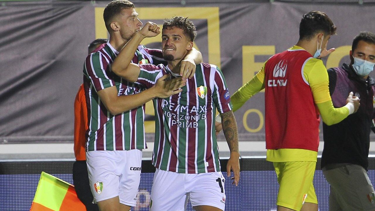 Diogo Pinto (à esq.) apontou um hat-trick