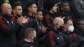 Imagens pouco comuns de Cristiano Ronaldo: craque começa jogo do Man. United no banco