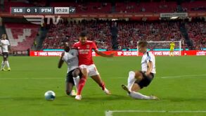 Benfica pediu penálti no último minuto do jogo com o Portimonense, árbitro mandou seguir