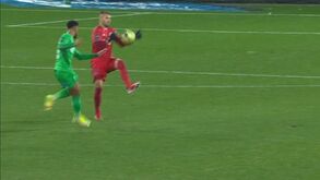 Português tocou a bola com a mão fora da área