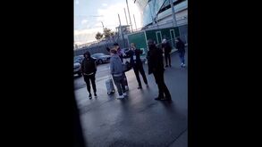 Autocarro do Aston Villa saiu do estádio do Tottenham... e Tyrone Mings ficou em terra 