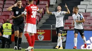 Portimonense abre o marcador na Luz: cabeceamento de Lucas e bola entre as pernas de Vlachodimos