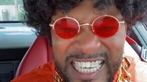 Patrice Evra volta aos vídeos motivacionais de segunda-feira e até perde os 'dentes'