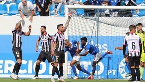 Bolas paradas dão vantagem ao Feirense